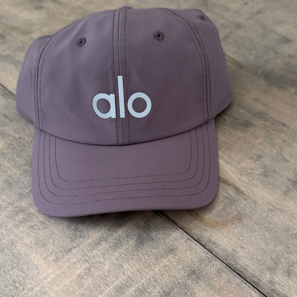 ALO Yoga Women’s Hat in the color Rasin